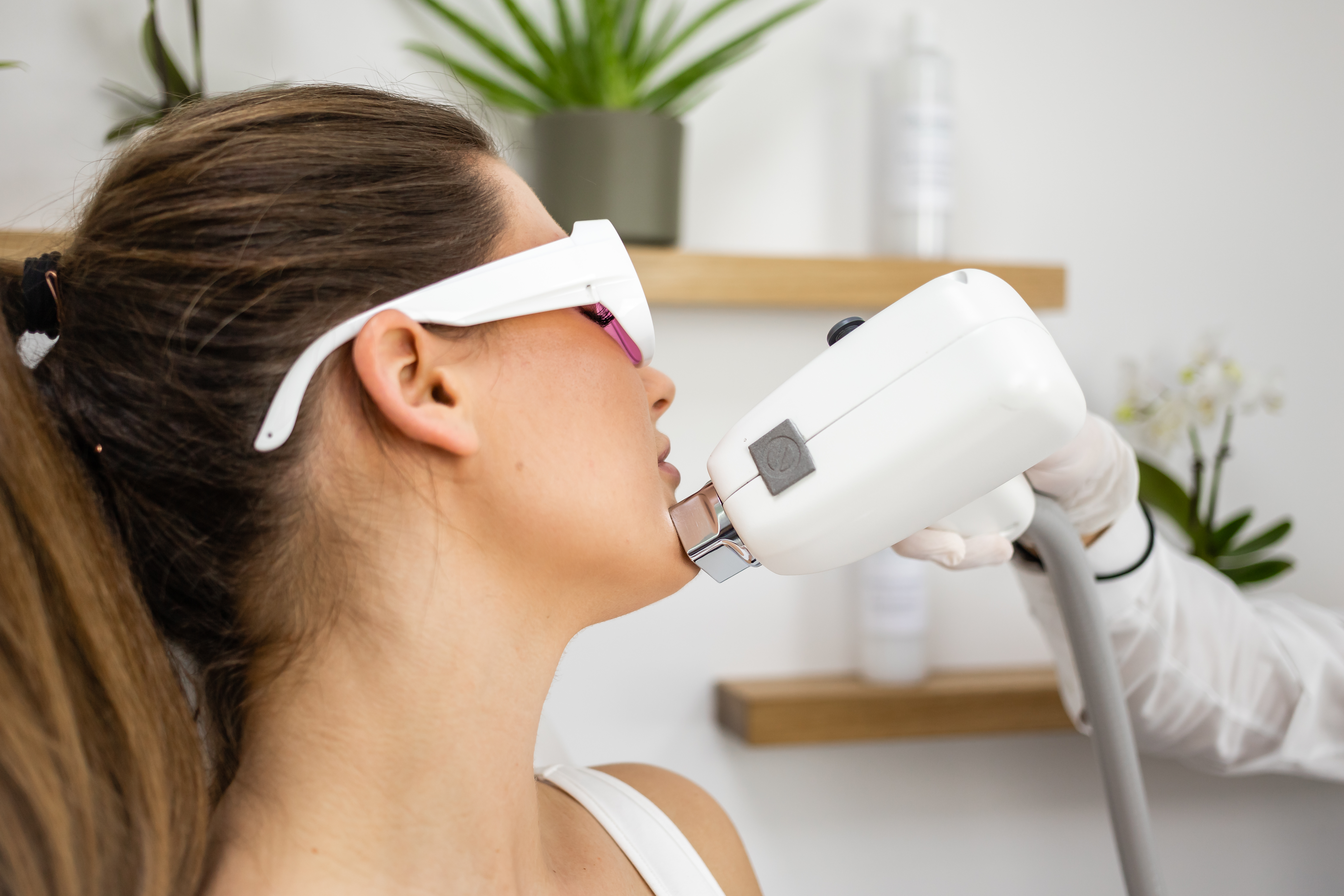 Dauerhafte Haarentfernung bei Mellos Place in Aalen mit dem medizinischen und technischen Dioden Laser von Leaseir. Dauerhafte Haarentfernung am ganzen Körper. Egal ob im Gesicht, an den Armen, an den Beinen oder in den Achseln. Auch im Intimbereich anwendbar.