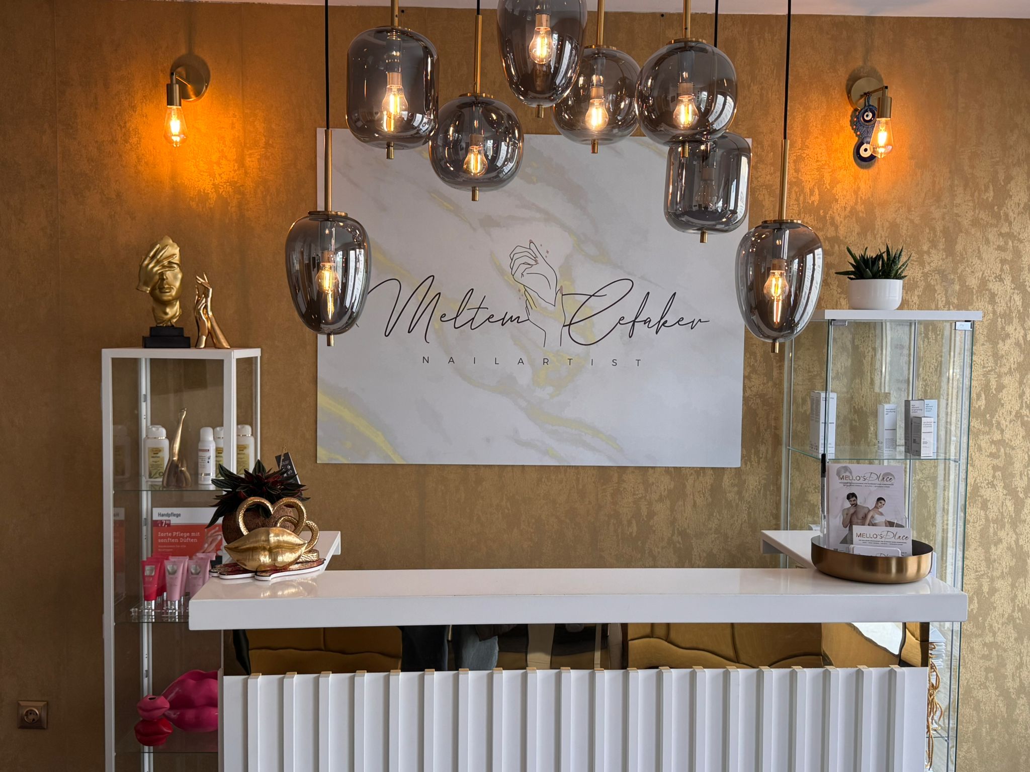 Mellos Place Kosmetik Studio Aalen Hautanalyse, Klassische Gesichtsbehandlung, Dauerhafte Haarentfernung, IRI Pen Hyaluron, Chemische Peelings, Anti-Aging, Microneedeling, Stria-Therapie, Narben-Therapie, Skin Care, Bodyforming, Abnehmen mit Mello